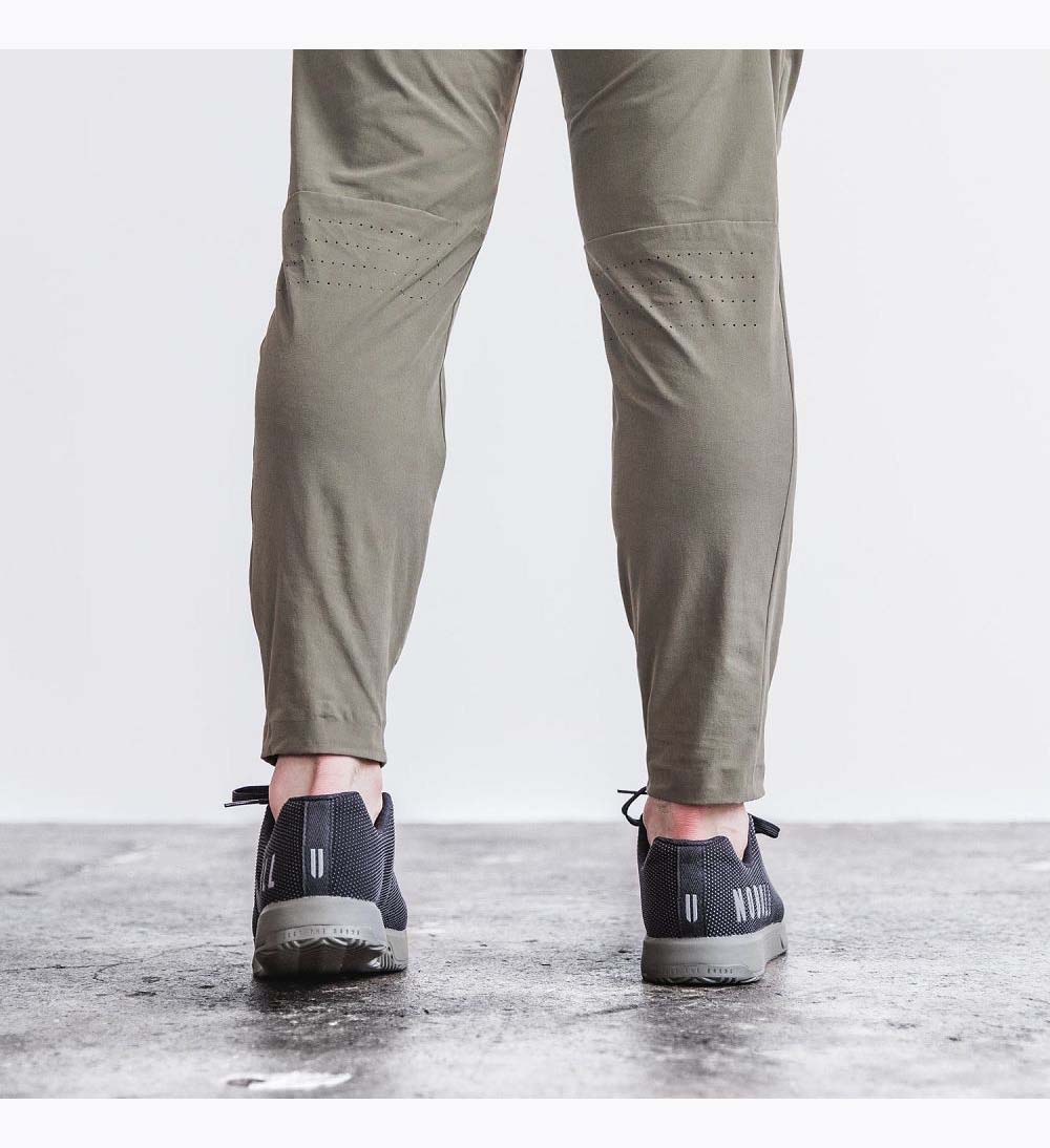 Men NOBULL Lightweight Woven Track Pants Army Green | VMTOA-2395